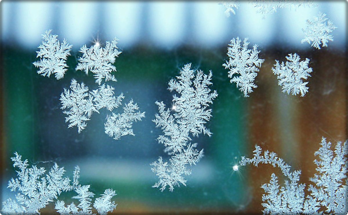Снігові візерунки на вікні з сніжинок фото