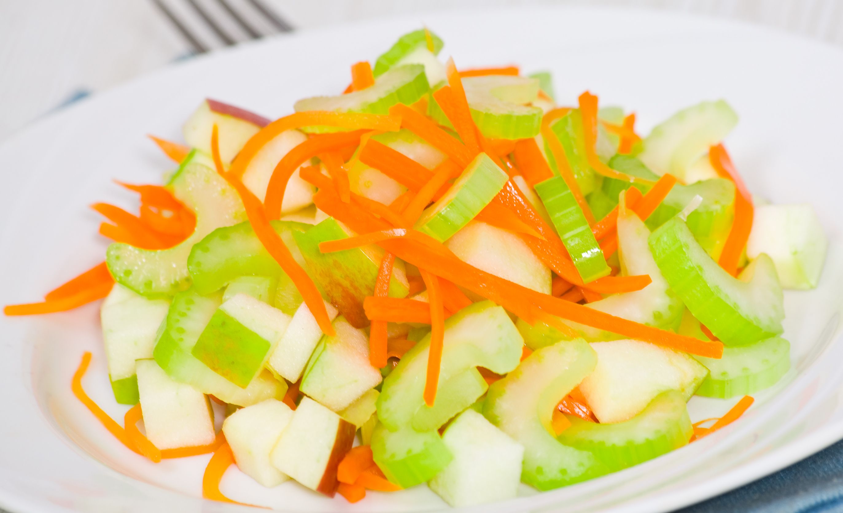 Легкий рецепт фруктово-овочевого салату «Забіяка» на Новий 2020 рік фото